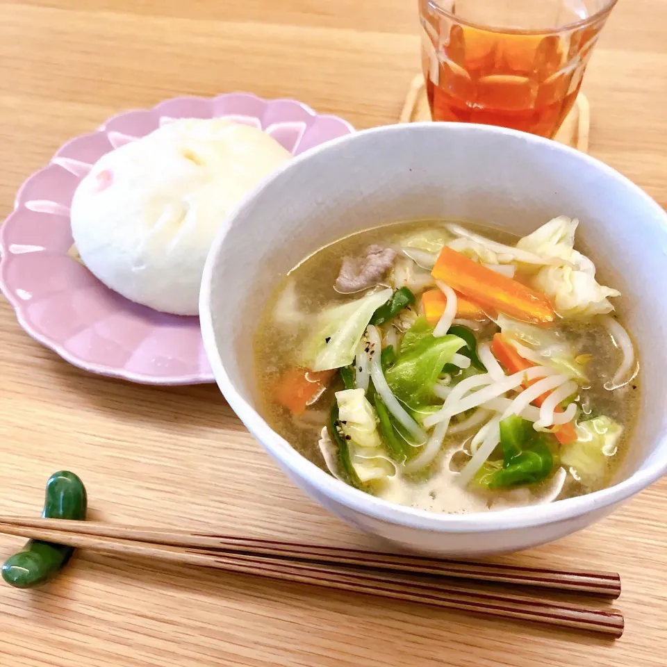 きょうのお昼ごはん#麺なしタンメン#野菜たっぷり#辛みそ豚まん#ふたりごはん|ゆかｕさん