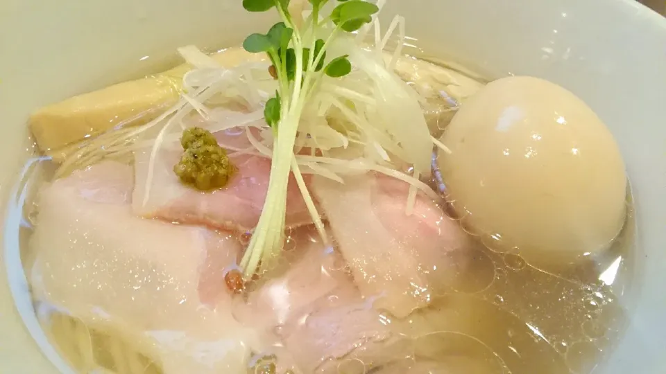 Snapdishの料理写真:【2019年7月業態変更オープン】
中華そば 流川
塩中華そば（800円）
＋味玉（マキシマムこいたまご、120円）
＠新宿、新宿西口、西新宿
19133|大脇さん