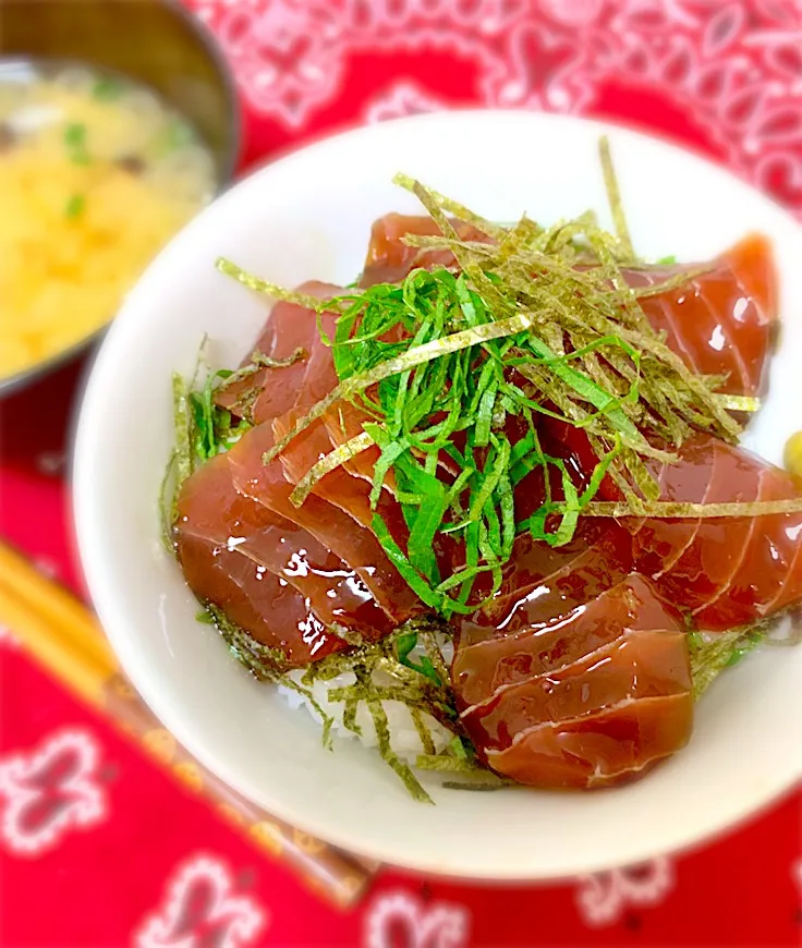 日曜日の夕飯🍚めばちマグロの漬け丼🐟|琥珀さん