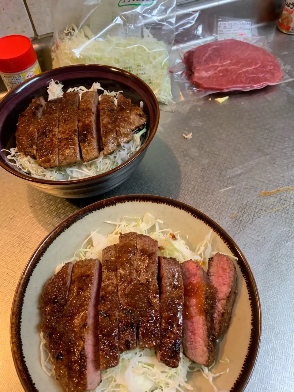 Snapdishの料理写真:あか牛ステーキ丼|まさぼんさん