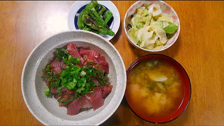 ７月９日　鮪の漬け丼　レンジ蒸しキャベツ　焼きししとう　山芋とあおさのお味噌汁|いもこ。さん