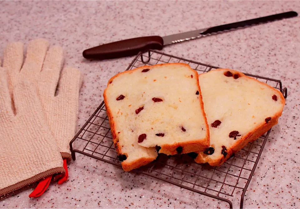 ③何枚か切ったら上手いことレーズンばらけてくれてた🍞🍇笑|おーやんさん