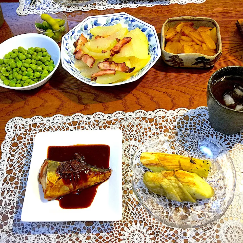 鯖の味噌煮、焼きナス、冬瓜とベーコンの
コンソメ煮、タクアンの文化いり、常備菜|yakinasuさん