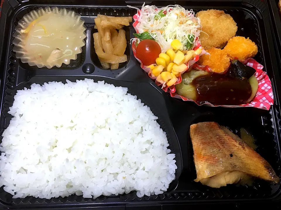 Snapdishの料理写真:お任せメニュー 日替わり弁当 宅配ランチ 豊川市配達|Naokazu Kuritaさん