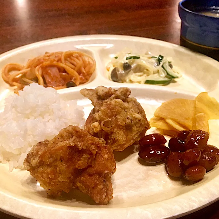 晩ごはん⭐️⭐️⭐️
鶏の唐揚げ  煮豆  ナポリタン  大根漬け  など|ぽんたさん