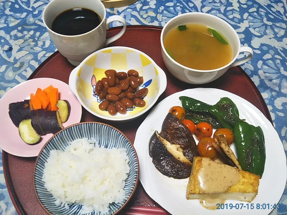 よねばーばの朝ごはん
野菜と厚揚げのソテー
煮豆
ほうれん草の味噌汁
茄子と人参の糠漬け
ご飯、コーヒー|yoneばーばさん