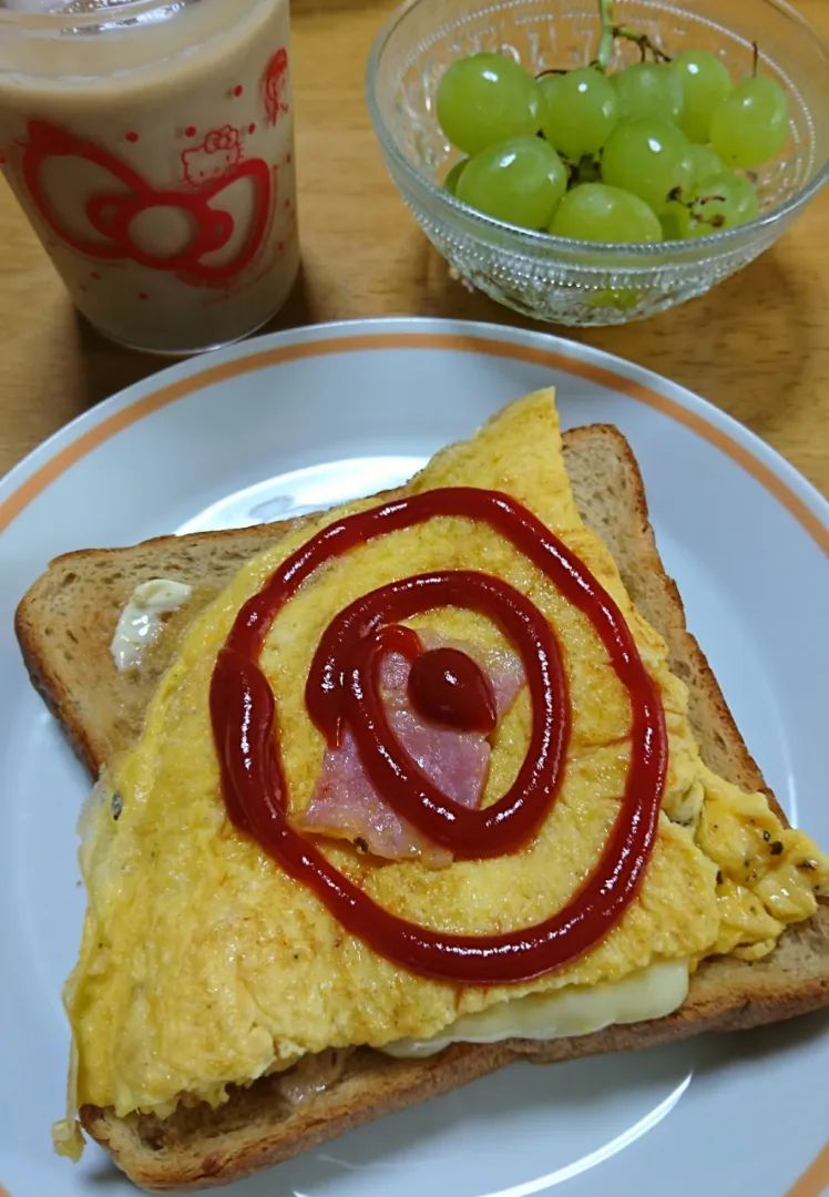 Snapdishの料理写真:令和元年7/15海の日
オムレツのっけパン🍞|しまだ ちえこさん