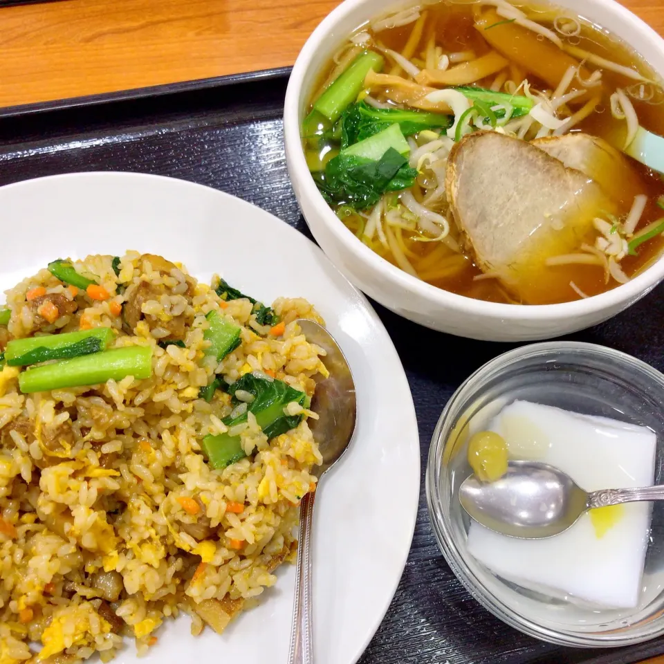 Snapdishの料理写真:千鳥町 嘉宴 豚角煮と野菜チャーハン ＋ 半ラーメン|Gigi Cafeさん