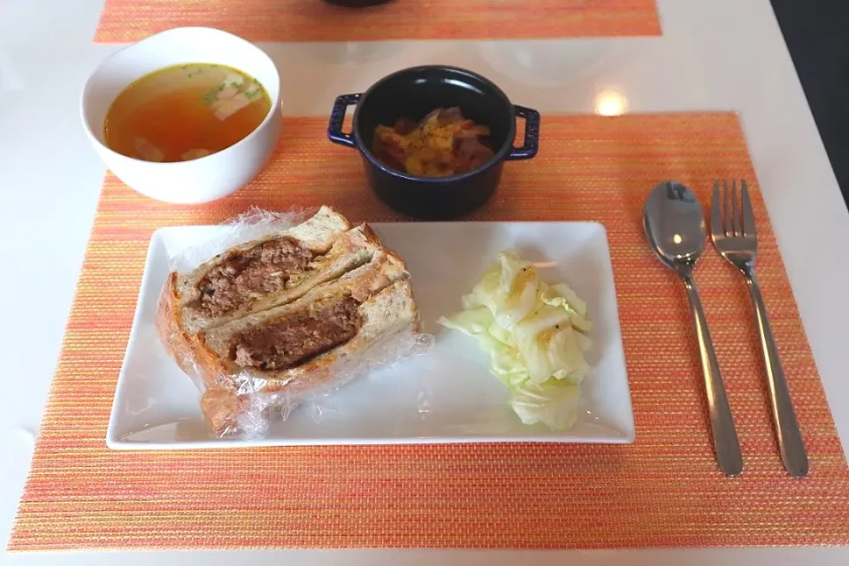 今日の昼食 ハンバーグサンド、ミニトマトのタルタルソース焼き、コンソメスープ|pinknari🐰🌈さん