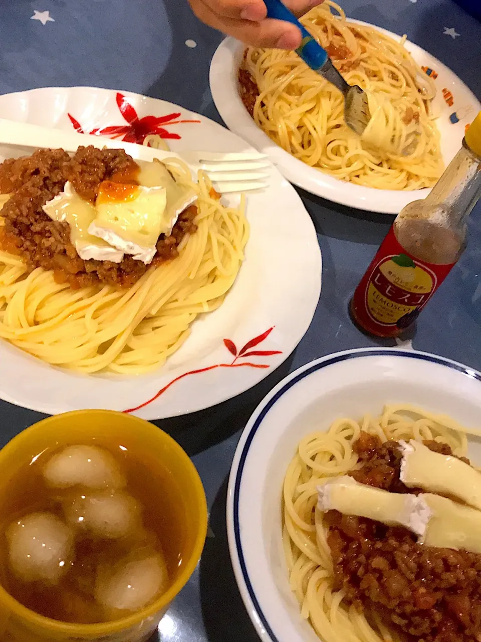 Snapdishの料理写真:ボロネーゼスパゲティ🍝ブリーチーズ🧀  麦茶🍹|ch＊K*∀o(^^*)♪さん