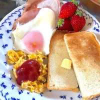 Snapdishの料理写真:ふつ〜の朝ごはん🍓|pansyさん