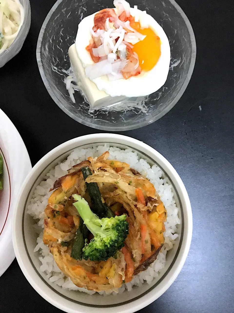 野菜かき揚げ丼と温玉のせ冷や奴|okeiko🎶さん