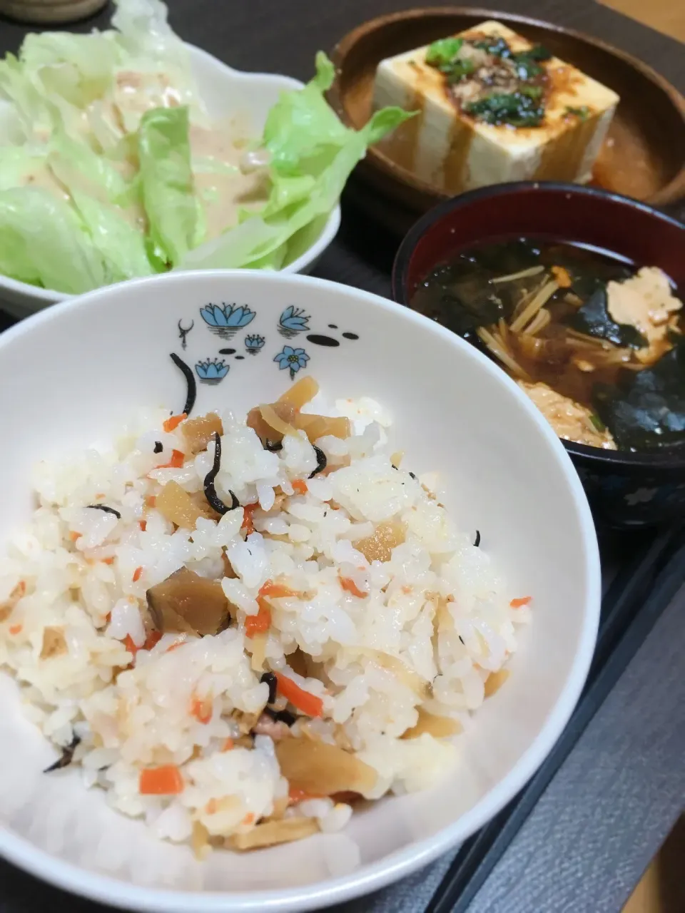 混ぜご飯、卵落とし味噌汁、冷奴|しぃさん