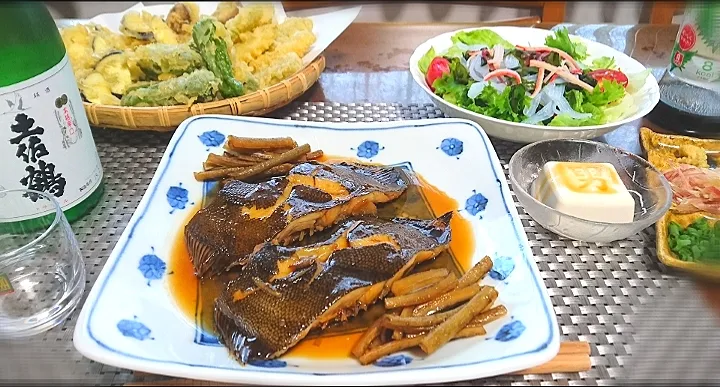 真かれいの煮付け🐟
夏野菜の天ぷら🍆
海藻とこんにゃくのサラダ🥗
冷奴🍶|bisenさん