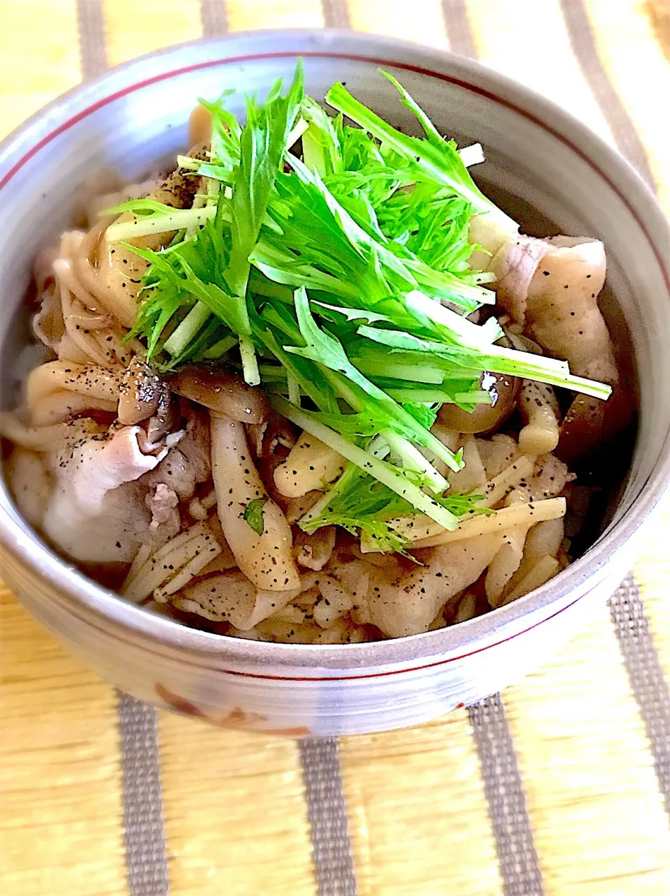 Snapdishの料理写真:豚しゃぶ丼☆きのこあんかけ|しづか御膳さん