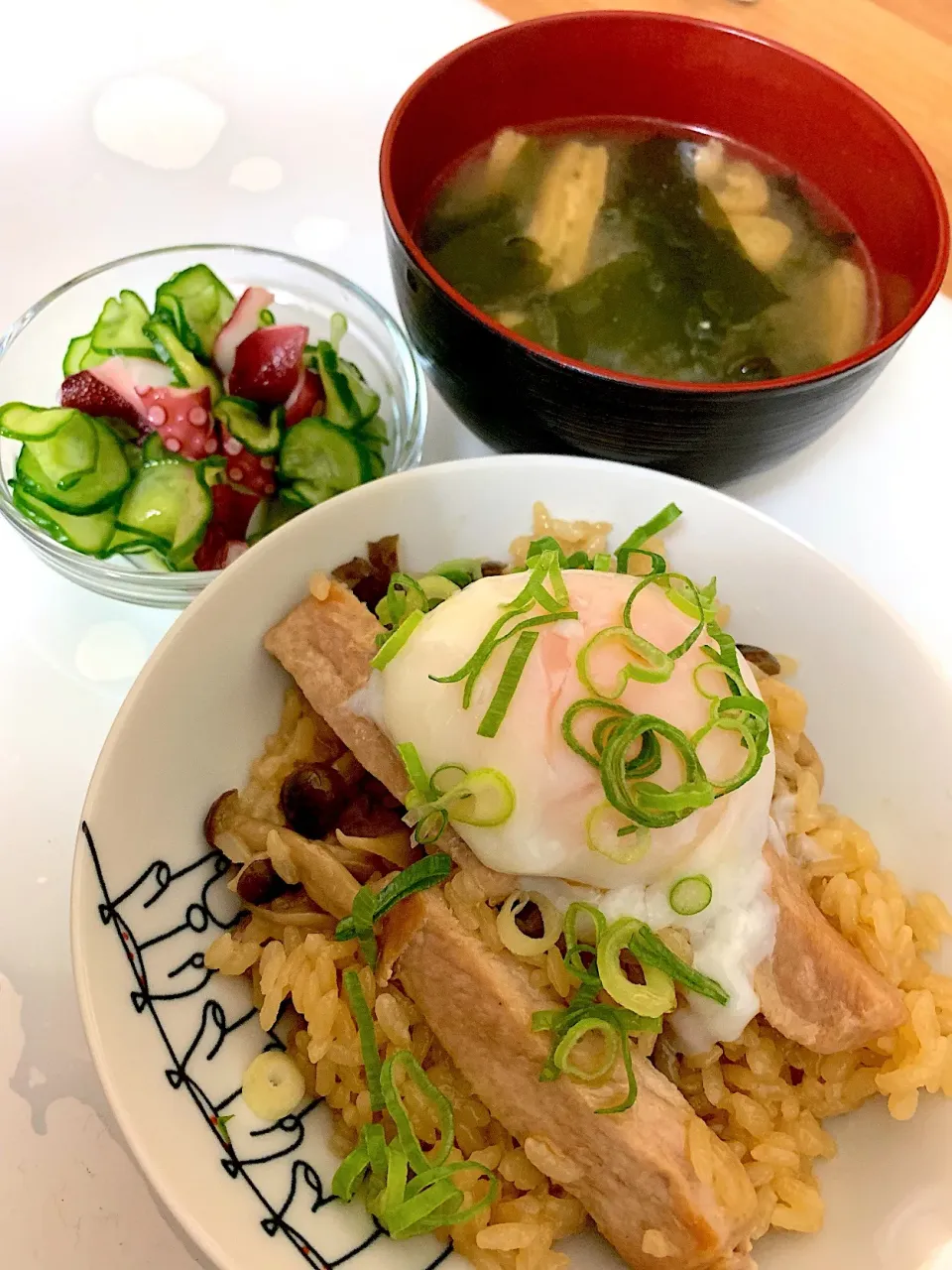 豚肩ロースとしめじの炊き込みご飯丼|besさん