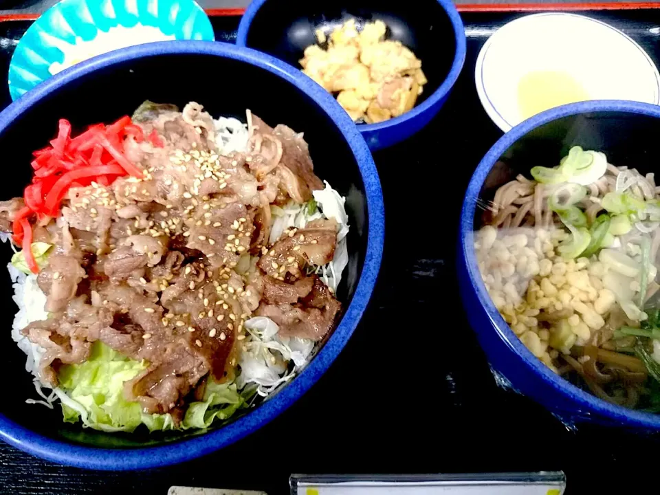 Snapdishの料理写真:牛肉塩カルビ丼＆ハーフそばセット|nyama1さん