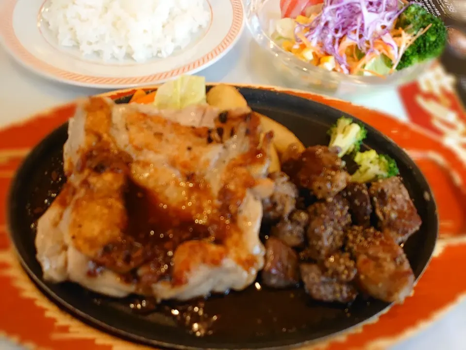 今日のランチ☀️🍴
チキンステーキとサーロインステーキ🥩🍴|yokoさん