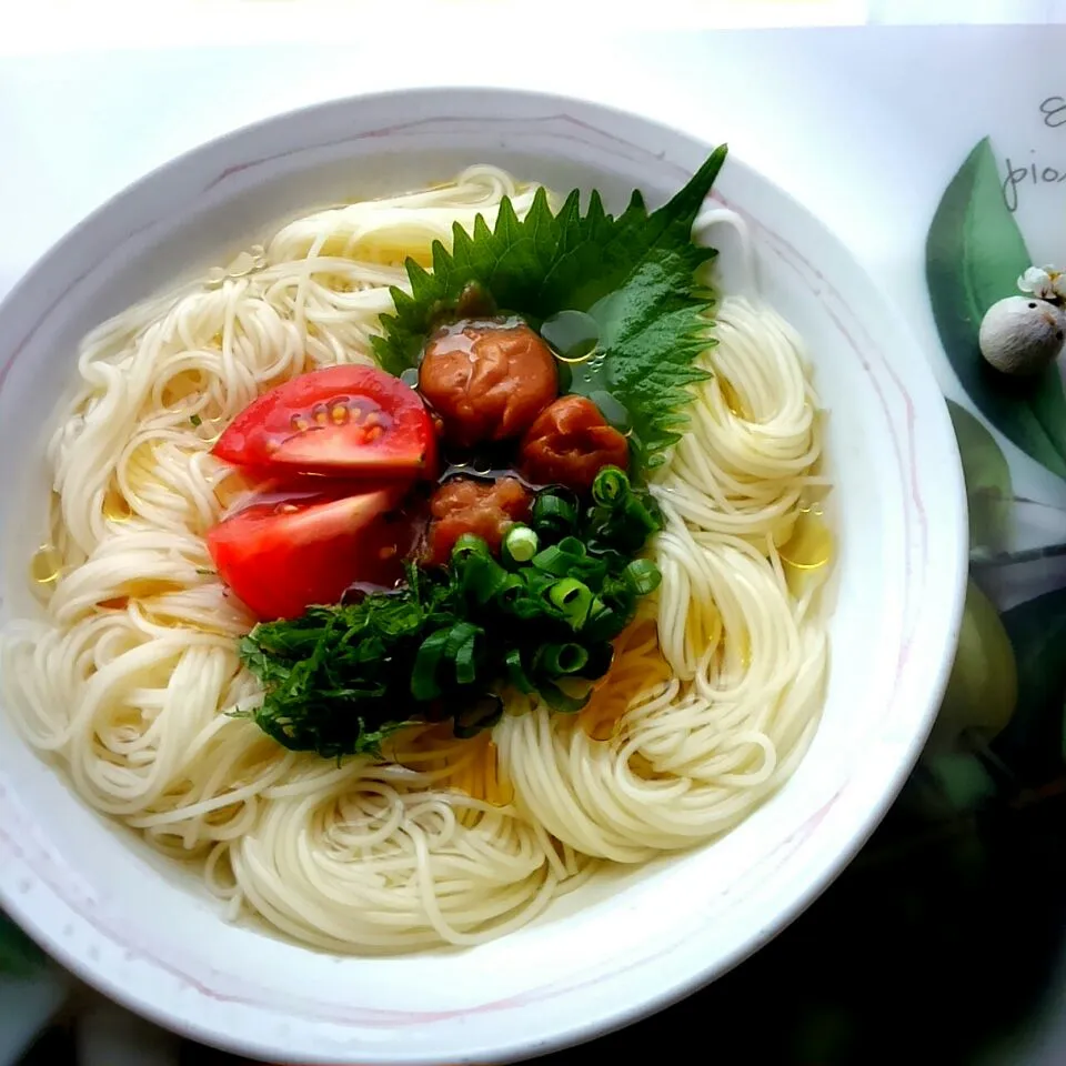 Snapdishの料理写真:usakoさんのごま油香る梅干しつゆそうめん　　　　　　　　　　　　大盛り～(^∇^)|みるくここあさん