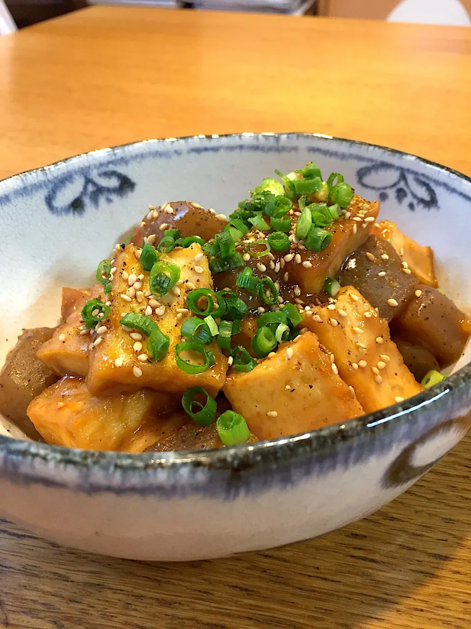 味が染みてる！厚揚げこんにゃく味噌煮込み|まつださんさん