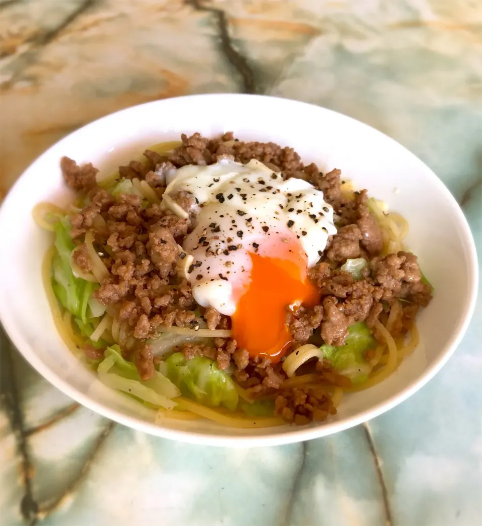 Snapdishの料理写真:甘辛そぼろ乗せ🍝キャベツのペペロンチーノ|あるぱかさん