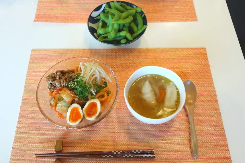 今日の夕食 キムチ納豆うどん、餃子の塩麹スープ、枝豆|pinknari🐰🌈さん