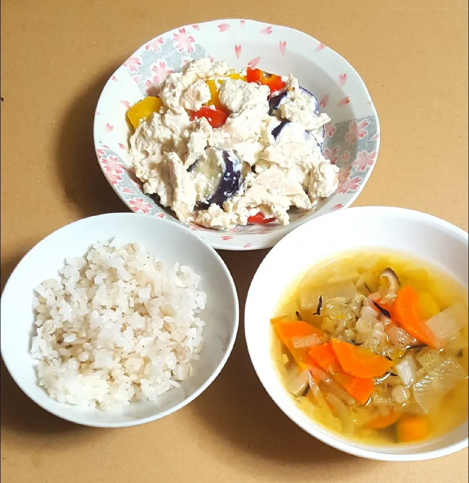 Snapdishの料理写真:押し麦入りご飯(100g)
鶏ササミと夏野菜の白和え
ド根性スープ(ひじき入り)|ナナさん