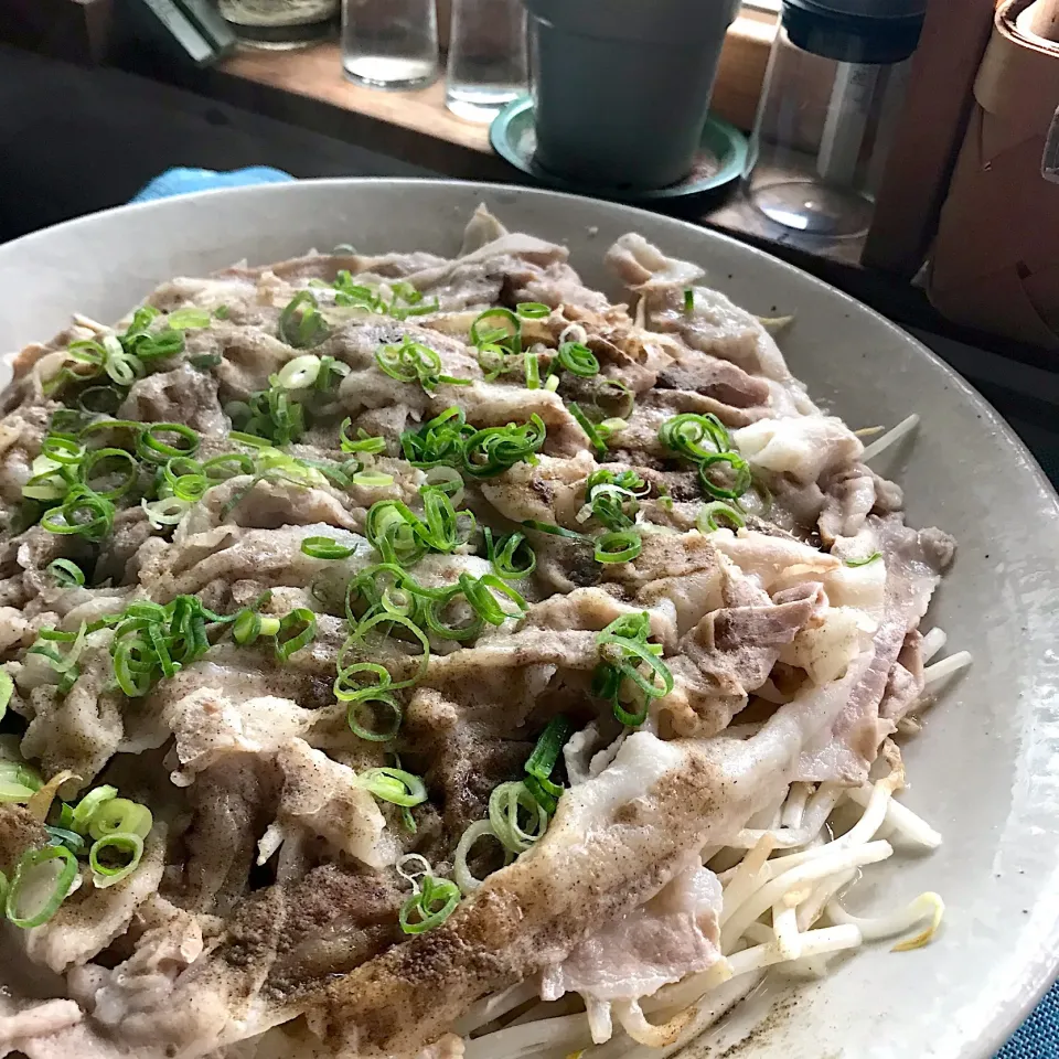 Snapdishの料理写真:レンジで簡単♪もやしと豚バラのポン酢かけ by k〜mom 【クックパッド】 簡単おいしいみんなのレシピが313万品|Sachiyo Tanakaさん