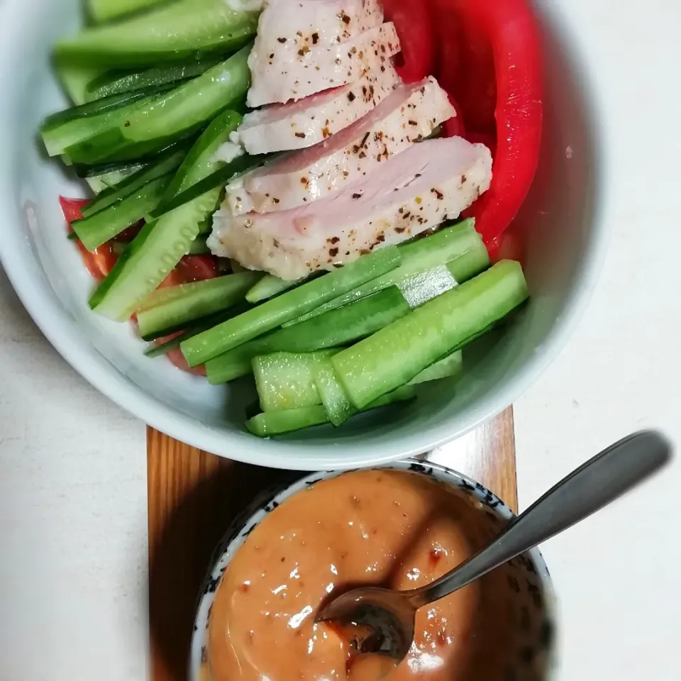 🐔サラダチキンで 🇨🇳棒々鶏😋
自家製タレです。 
食べ始めてから写真を撮り忘れたことに 気づき慌てましたが😅
美味しかった👍|エスニックナーサーンさん