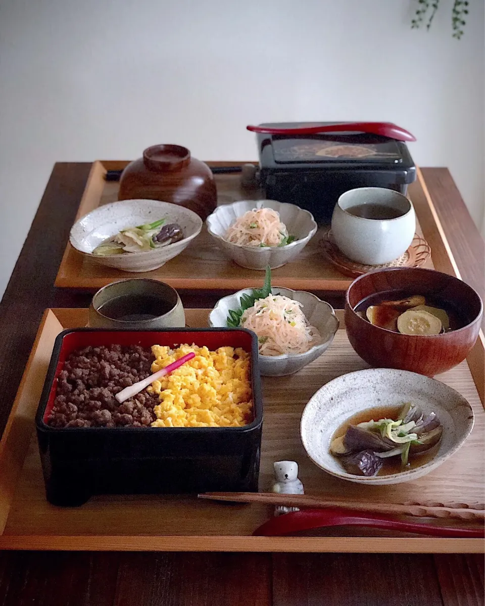 Snapdishの料理写真:二色丼
茄子のポン酢南蛮
春雨の明太マヨ和え
ズッキーニのお味噌汁|ともみ。さん