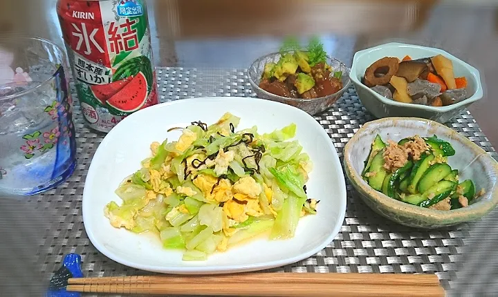 塩昆布キャベツ🌱
アボカドとマグロの和え物🥑🐟
筑前煮
無限キュウリ🥒🥒  
 スイカ🍉のカンチューハイ✨|bisenさん