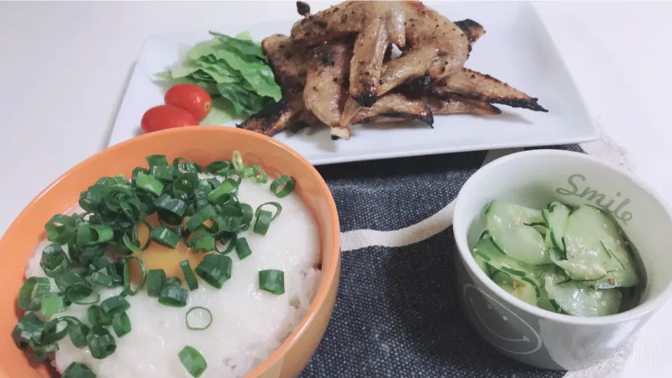 リクエストの山かけ丼と手羽先😋
キュウリのナムル🥒|ゆきさん