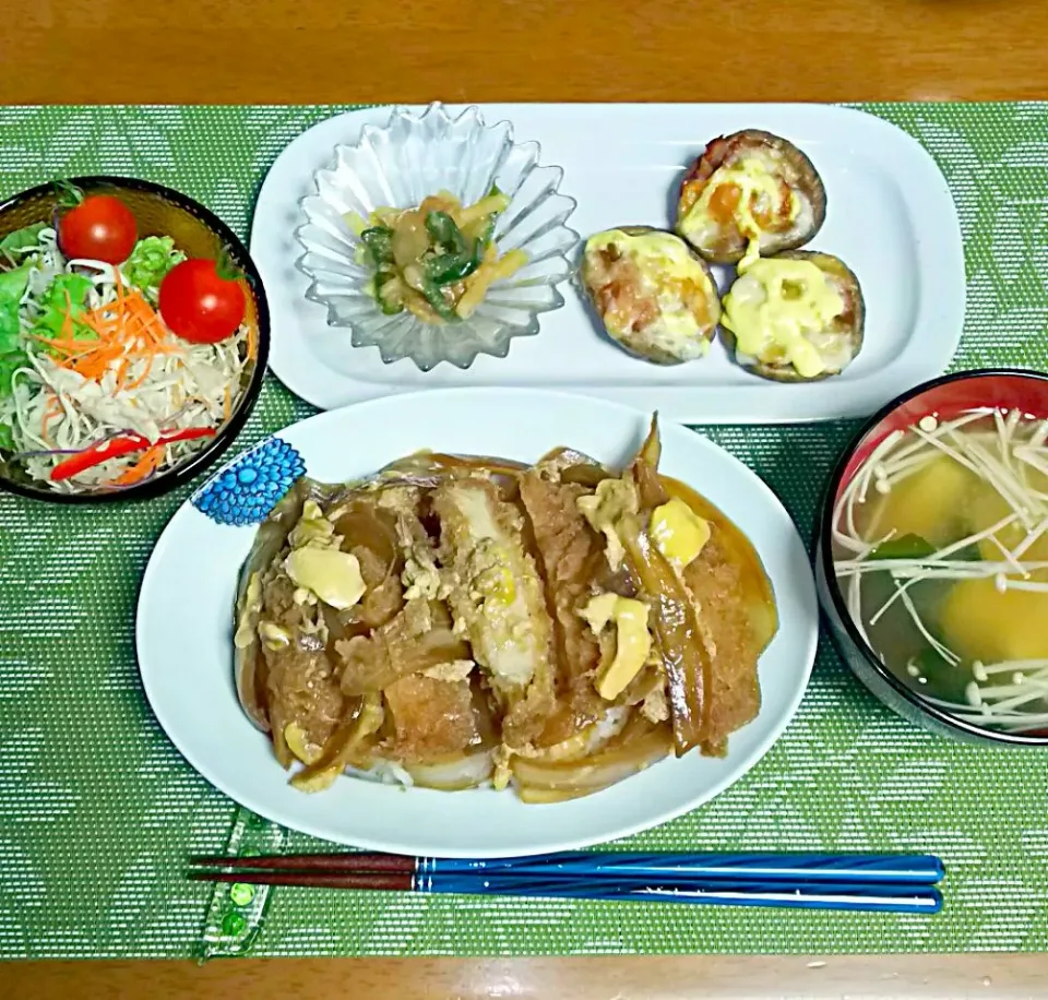 カツ丼🐷定食🎵晩ご飯🌃🍴|とししいたけさん