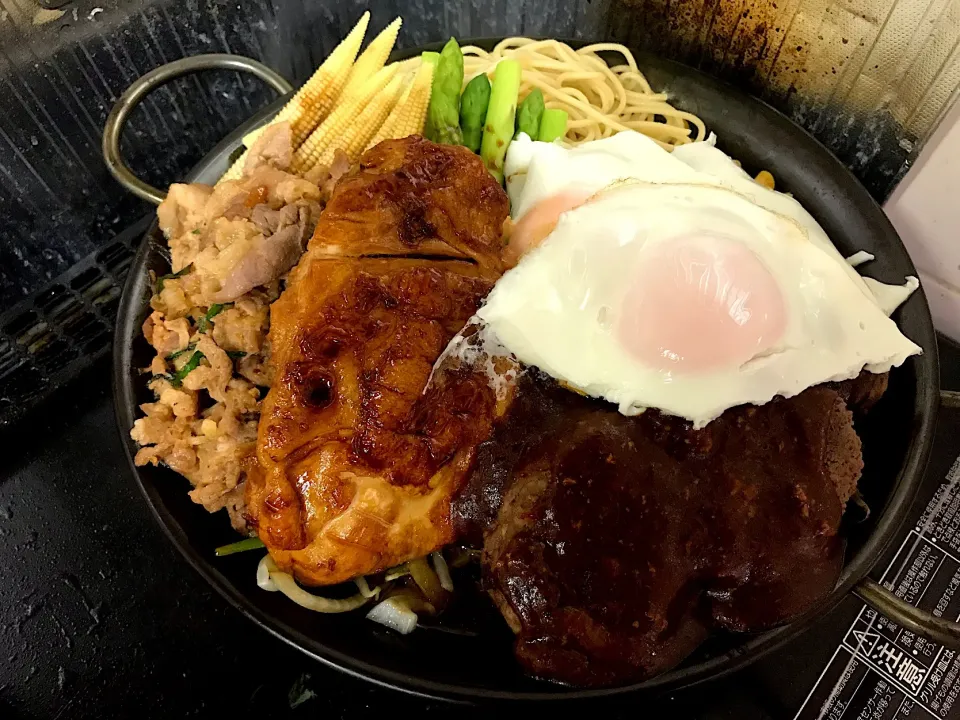 パエリアパンでメガミックスグリル
#ミックスグリル  #ハンバーグ  #照り焼きチキン  #焼肉  #アスパラガス #ヤングコーン  #コーン  #パスタ  #デミソース|さくたろうさん