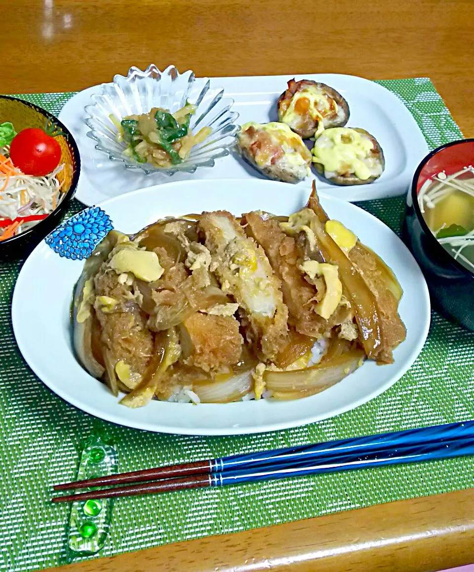 #カツ丼🐷 #椎茸のマヨチーズ焼き🍄 #青椒肉絲 #サラダ #みそ汁|とししいたけさん