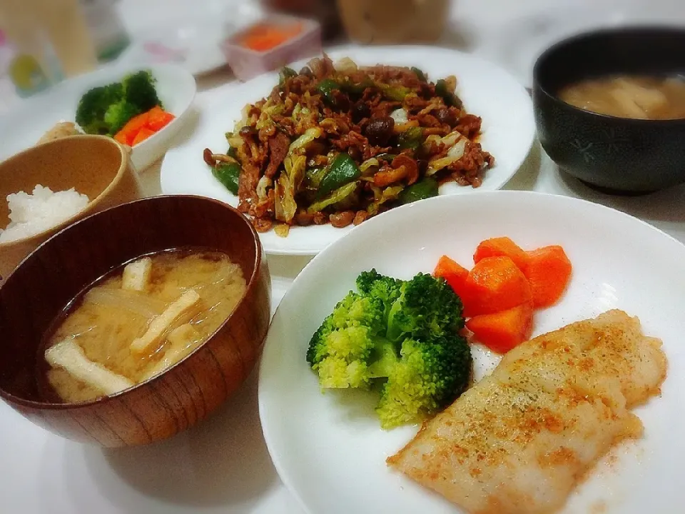 夕食(^ー^)
回鍋肉
すきみたらのムニエル
温野菜(ブロッコリー、ニンジン)
キャロットラぺ
お味噌汁(大根、油揚げ)|プリン☆さん