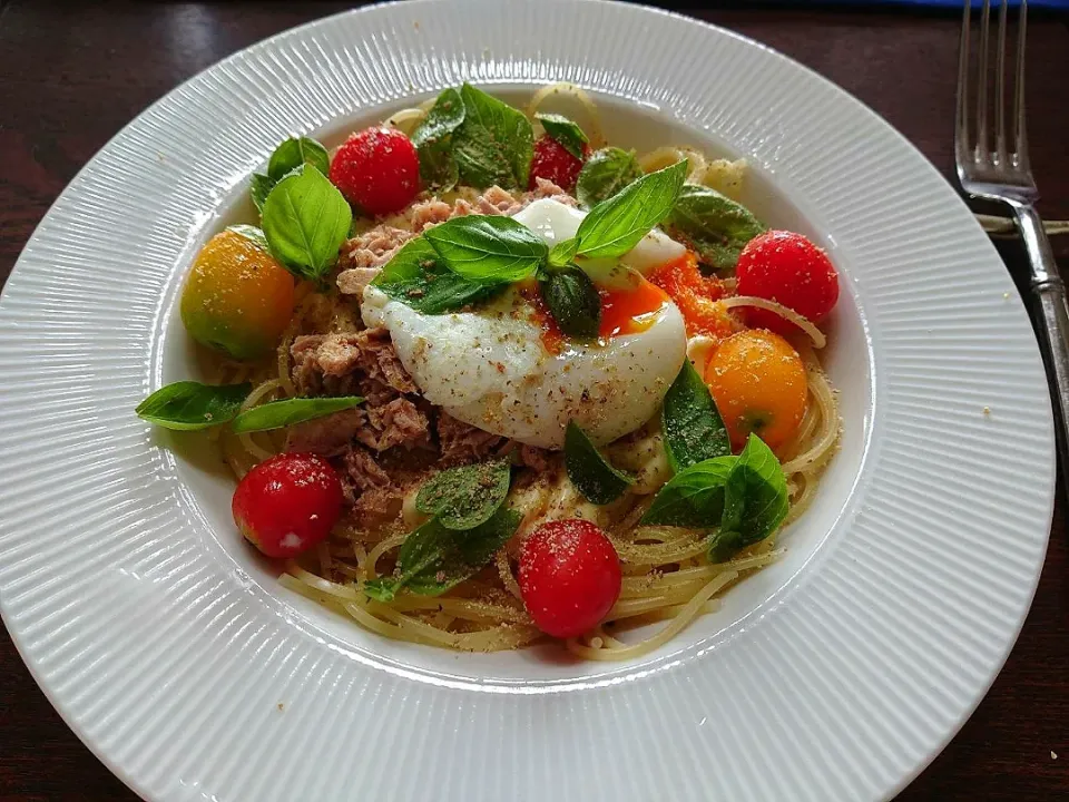 Snapdishの料理写真:シーチキン＋温玉＋夏野菜のパスタ〰️😋|quitaさん