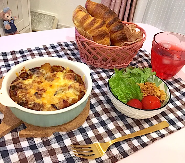 #デミグラスソース煮込みのチーズ焼き#焼き立てクロワッサン#サラダ🥗|naomiさん