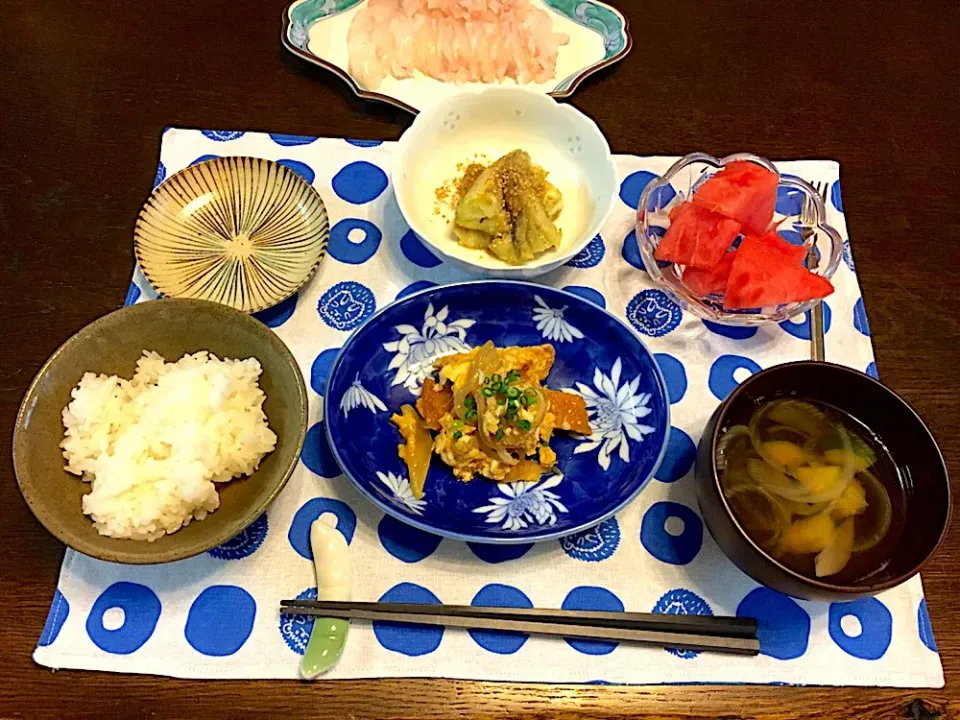 Snapdishの料理写真:トンカツの卵とじ
焼きなす
鯛のお刺身
スイカ
澄まし汁|カドラさん