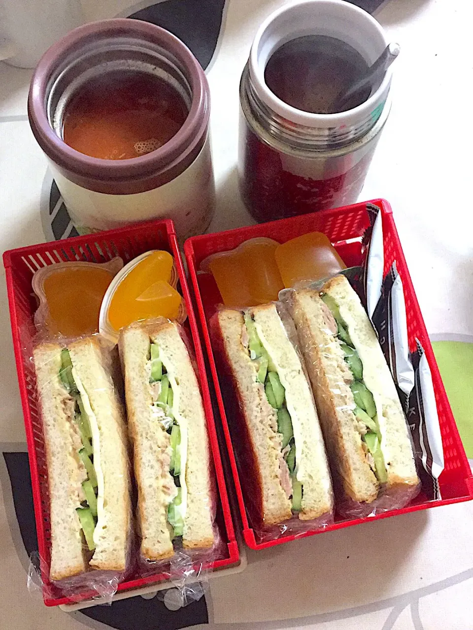 Snapdishの料理写真:20190717兄姉弁当🍱ご飯炊くの忘れたので。お姉さんのリクエストによりツナきゅうりサンドとトマトスープパスタ。|hanakoさん