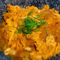 紅さそるコーラで煮込んだ親子丼の上|トルコ東京 井野桂吾さん