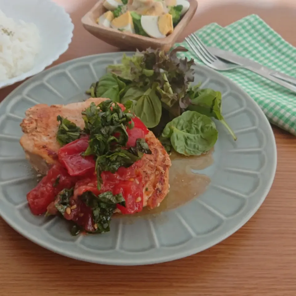 Snapdishの料理写真:鶏むね肉のチキンステーキ～ごま油香るトマトと大葉のさっぱりソース添え～|ちいさなしあわせキッチンさん