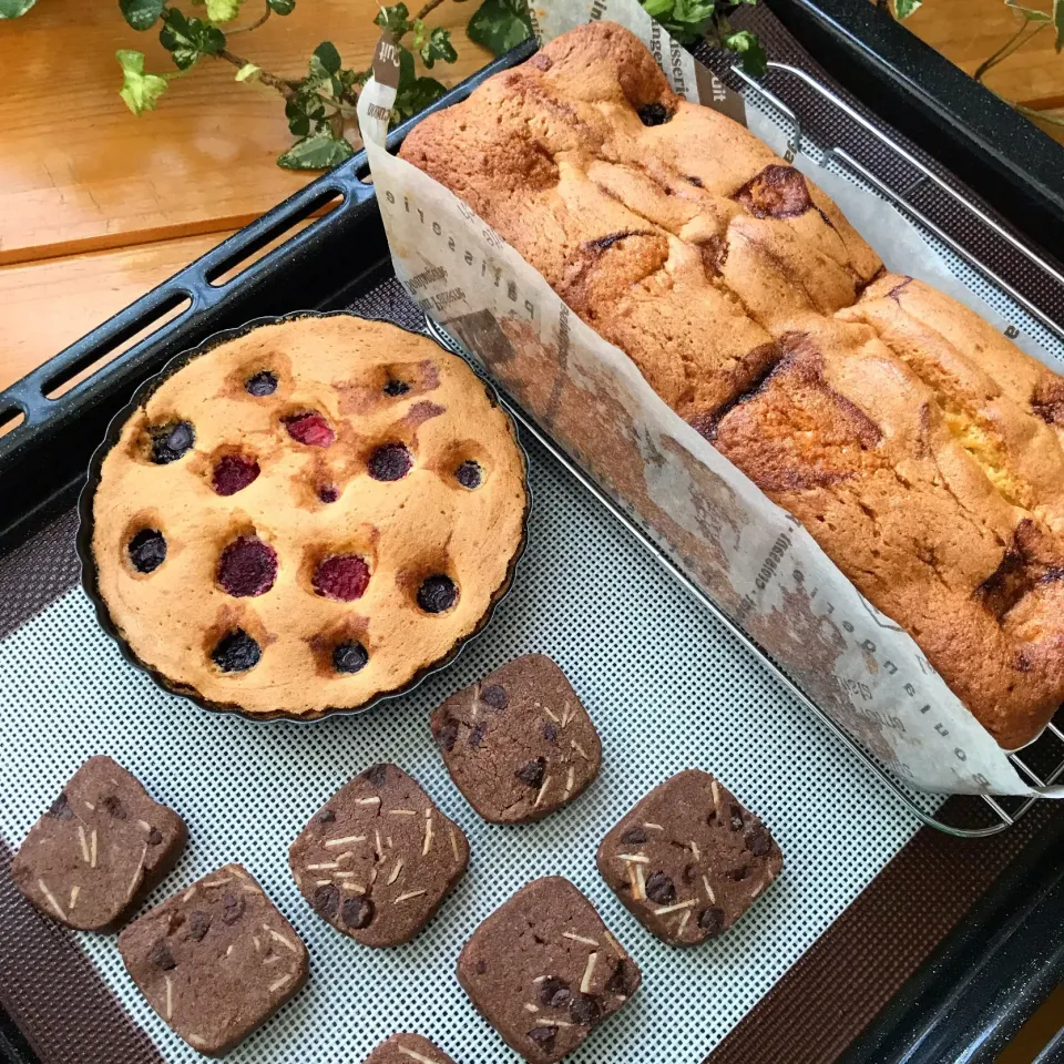 Snapdishの料理写真:🍓ミックスベリー入りの ふんわりパウンドケーキ&アーモンドチョコチップクッキー🍪|Hollyさん