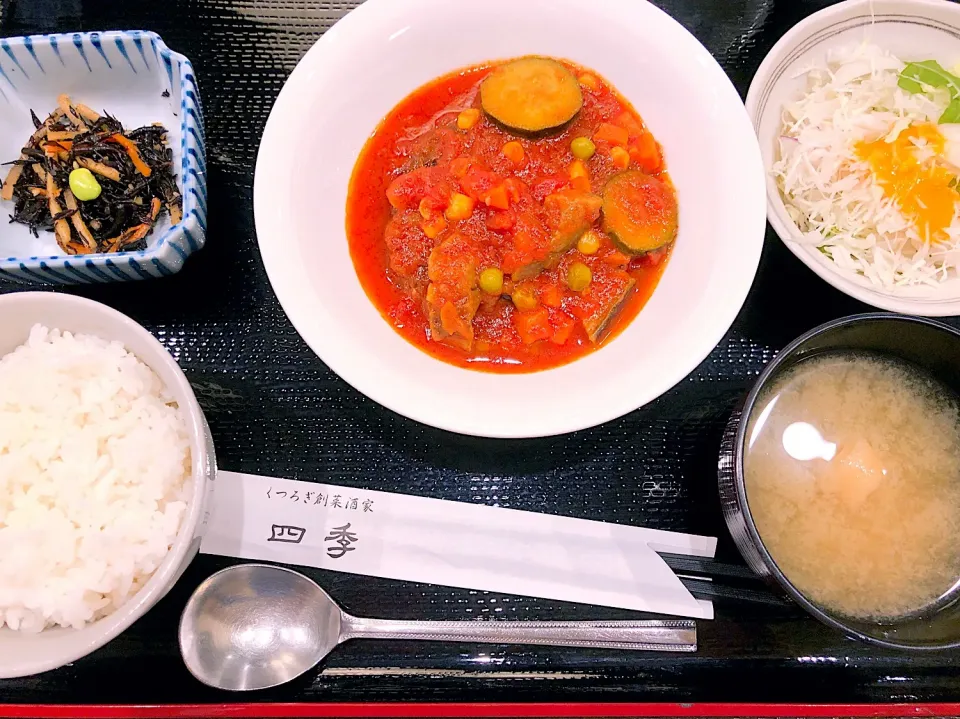 Snapdishの料理写真:日替りランチ  ハンバーグと野菜のソース|ぶりじっとえいちぇるさん