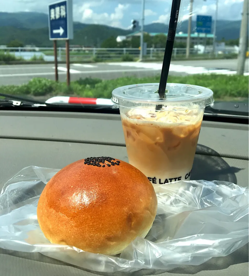 Snapdishの料理写真:昼ごはん⭐️⭐️🔆
となりてさんのあんぱんとセブンのコーヒー。
 #パン工房となりて#あんぱん|ぽんたさん