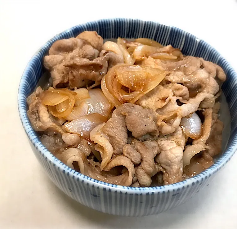 今夜は、たっぷり玉ねぎも美味しい❗️
生姜焼き丼を頂きます😋🎵👍|ギムレットさん