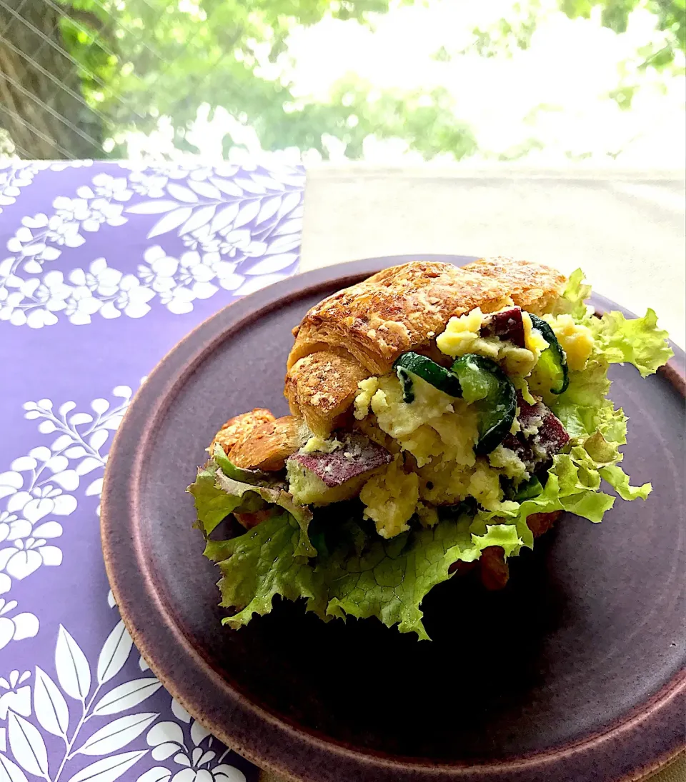 Snapdishの料理写真:昼ごはん  さつまいもサラダのクロワッサンサンド🥐|砂雪さん