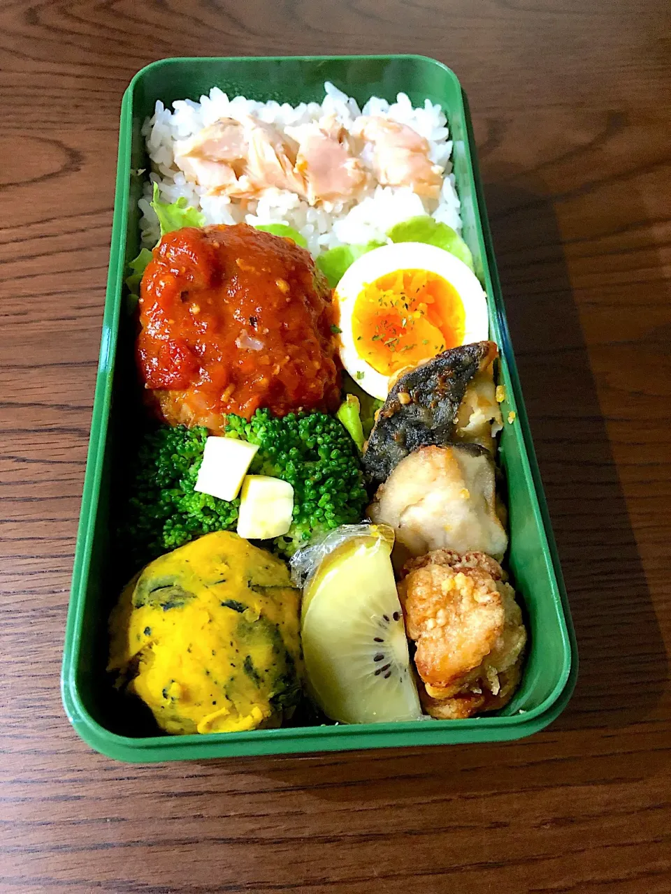 #今日のお弁当  #高校男子弁当  #トマトソース煮込みハンバーグ #鯖の竜田揚げ#鶏唐揚げ#ゆで卵#ブロッコリー#レタス#シャケ#カボチャサラダ#チーズ#ゴールドキウイフルーツ#もち麦ご飯#お米は宮城県産ひとめぼれ|笙　みかんさん