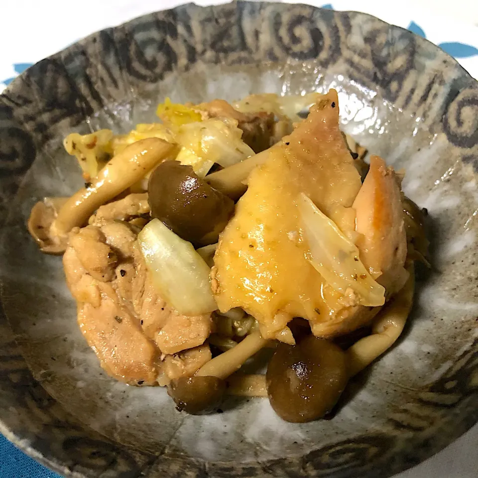 Snapdishの料理写真:鶏肉とキャベツとしめじの炒め物|かけともさん