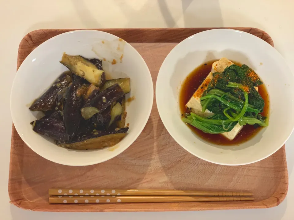 Snapdishの料理写真:なすの味噌炒め/湯豆腐（ほうれん草付き）|まろさん